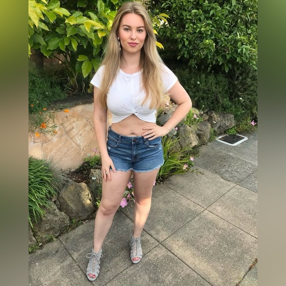 Meet your Posher, Corinne - Picture 3 of 3